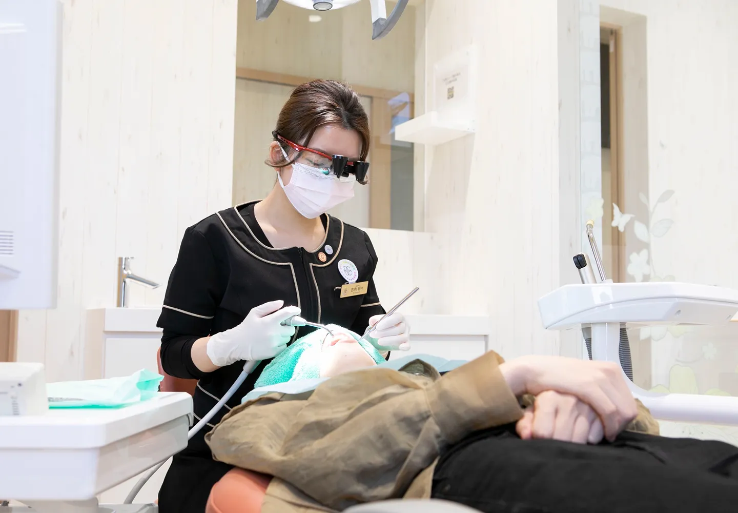 認定医と専門スタッフによる、痛みと腫れを抑えた低負担治療